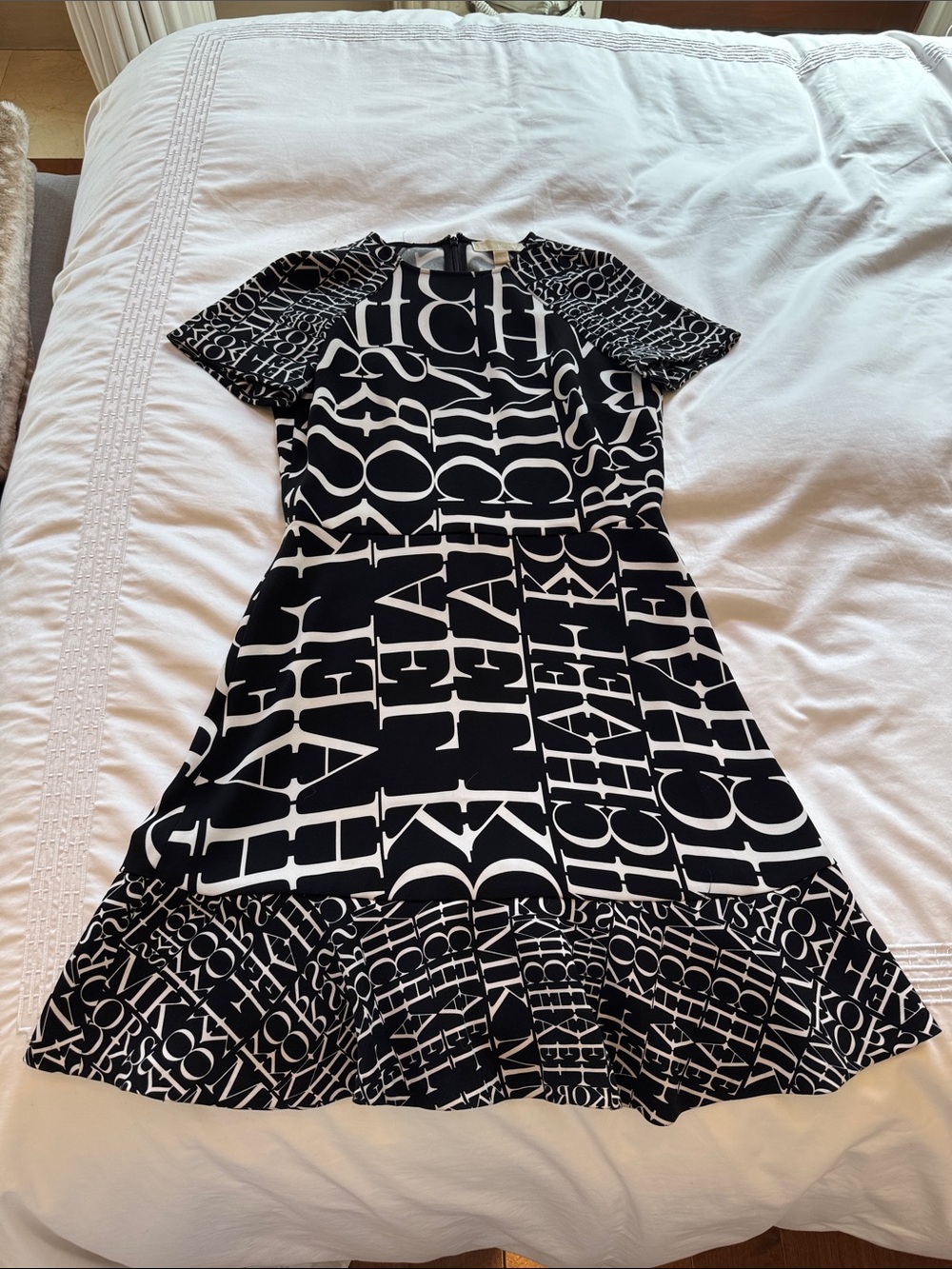 MICHAEL Michael Kors Black and White Graphic Fit-and-Flare Midi Dress